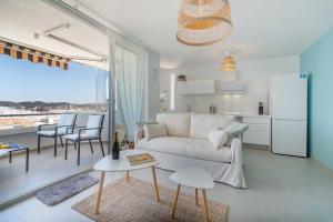 a living room with a white couch and a kitchen at One bedroom apartment next to the port in Fuengirola