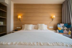 A bed or beds in a room at Hostal Menurka