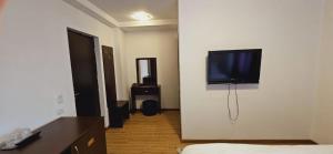 TV a/nebo společenská místnost v ubytování Hotel Bran Stoker