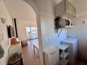 A television and/or entertainment centre at Precioso apartamento residencial con piscina