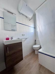 A bathroom at Precioso apartamento residencial con piscina