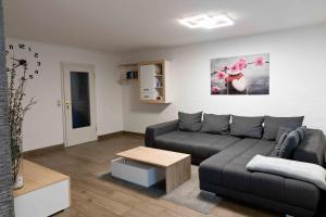 ein Wohnzimmer mit einer Couch und einem Couchtisch in der Unterkunft Bodenseeperle in Friedrichshafen