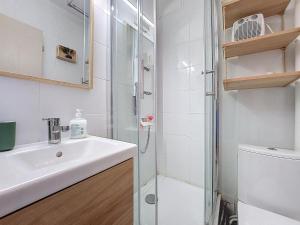 Bilik mandi di Studio chaleureux rénové au pied des pistes