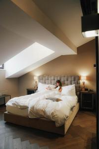 Letto o letti in una camera di Boutiquehotel Weisses Rössl