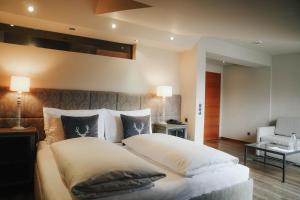 Letto o letti in una camera di Boutiquehotel Weisses Rössl