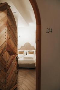 Letto o letti in una camera di Boutiquehotel Weisses Rössl