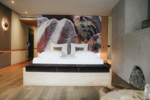 Letto o letti in una camera di Boutiquehotel Weisses Rössl