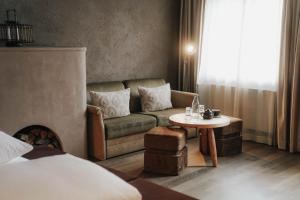 una camera d'albergo con un divano e un tavolo di Boutiquehotel Weisses Rössl a Innsbruck