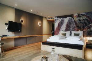 Letto o letti in una camera di Boutiquehotel Weisses Rössl