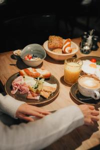 un tavolo di legno con piatti di cibo sopra di Boutiquehotel Weisses Rössl a Innsbruck