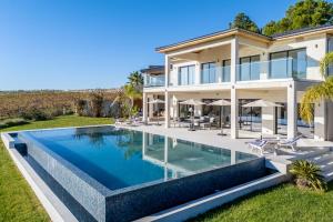 an image of a house with a swimming pool at Royal Tiki Lodges - Maison d'hôtes avec Piscine chauffée Jacuzzi- Chambres ou Villa entière - Villa SCL in Plaissan