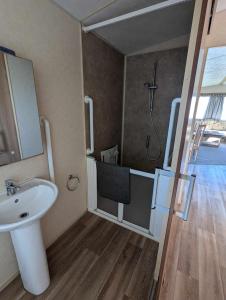 Ένα μπάνιο στο ML accessible caravan25