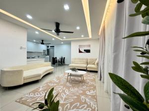 Posezení v ubytování Large Unit Dwiputra Residences 3Rooms 3Bathrooms Presint 15 Putrajaya