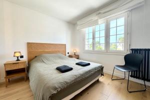 Un dormitorio con una cama, un escritorio y una silla. en Luxury Magnifique Villa d architecte Cocooning, en Larmor-Plage