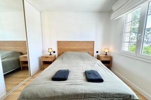 1 dormitorio con 1 cama grande y 2 espejos en Luxury Magnifique Villa d architecte Cocooning, en Larmor-Plage