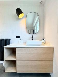 un baño con lavabo y espejo en Luxury Magnifique Villa d architecte Cocooning, en Larmor-Plage 34 fotos más