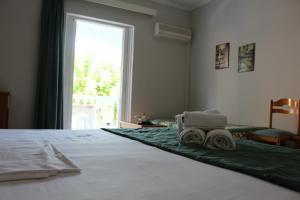una camera da letto con un letto con asciugamani sopra di Smile's Studios a Tsilivi