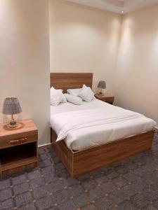 Ένα ή περισσότερα κρεβάτια σε δωμάτιο στο لاقينا هوم- شقق مخدومة شظاه