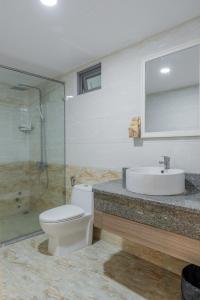 un bagno con wc, lavandino e doccia di Red Coral Hotel a Phan Rang-Tháp Chàm