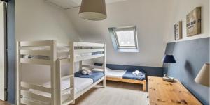 En eller flere senge i et værelse på Villa les Ebihens piscine intérieure 14 personnes + 14 billeder