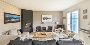 Et opholdsområde på Villa les Ebihens piscine intérieure 14 personnes