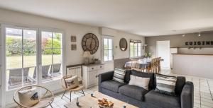 Et opholdsområde på Villa les Ebihens piscine intérieure 14 personnes