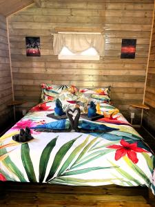Un dormitorio con una cama con toallas. en Red Hibiscus Villas, en Rarotonga 14 fotos más