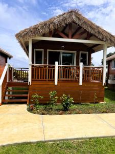 Casa pequeña con terraza grande con porche en Red Hibiscus Villas, en Rarotonga