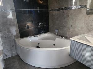 DoonsideにあるMariCol Lodgeのバスルーム(白い大型バスタブ、シンク付) +18枚の写真