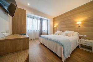 A bed or beds in a room at Hostal Menurka