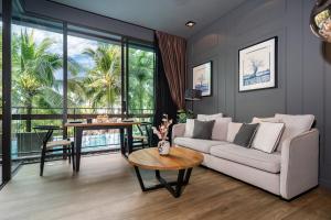 un salon avec un canapé et une table dans l'établissement Saturdays by Lotus Heart, à Ban Saiyuan (1)