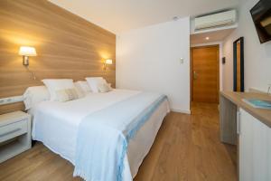 A bed or beds in a room at Hostal Menurka