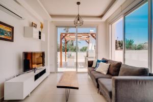 Χώρος καθιστικού στο Alasia 16 - Modern smart villa in tranquil serenity