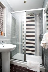 un baño con ducha y lavabo en The Brown Horse Inn, en Winster