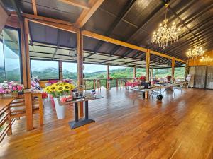 Restaurace v ubytování เมาเท่นวิวรีสอร์ท สะเมิง + 37 fotografií