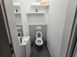 Un baño de Elite Residence Suite -Chic Serenity with AC in a Free Park zone