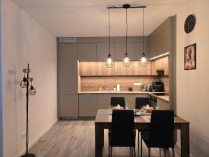 Una cocina o cocineta en Elite Residence Suite -Chic Serenity with AC in a Free Park zone 4 fotos más