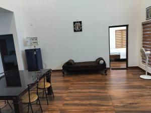 TV a/nebo společenská místnost v ubytování Roneys Villa