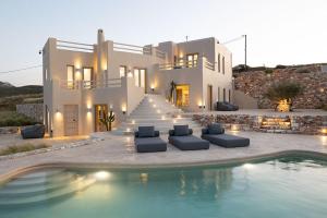 una casa con una piscina di fronte di Akrotiri Estate Naxos - Private hillside estate a Naxos Chora
