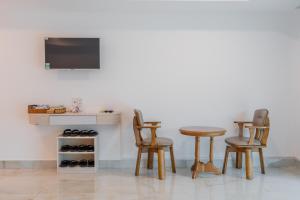 un tavolo e quattro sedie in una stanza di Red Coral Hotel a Phan Rang-Tháp Chàm