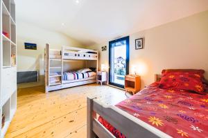 Postel nebo postele na pokoji v ubytování Villa entre lac et mer 7 personnes #0461