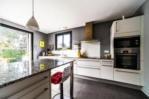 Kuchyň nebo kuchyňský kout v ubytování Villa entre lac et mer 7 personnes #0461 + 15 fotografií