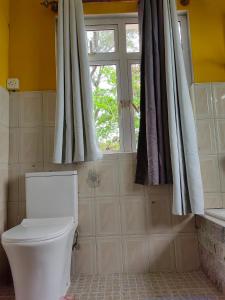 Bilik mandi di Henz and Sia Guesthouse