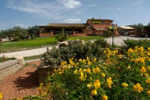 einen Garten mit gelben Blumen vor einem Haus in der Unterkunft L'Accordo in Vetralla