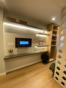 TV a/nebo společenská místnost v ubytování Apartamento Pertinho do Mar - Praia das Castanheiras - Centro - Melhor localização - Com Wi-Fi