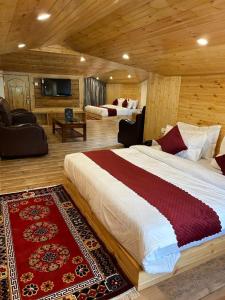 Un dormitorio con una cama grande en una habitación. en LN Grand Suite, en Manali