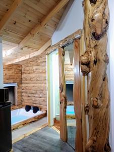拉卡莱拉Chalet el Pinar的小木屋浴室配有浴缸和窗户。
