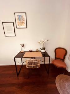 第戎Le Balcon des Cordeliers - Homillesime的玻璃桌和椅子 更多65张照片