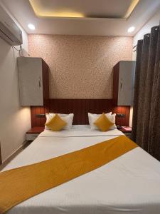 Postel nebo postele na pokoji v ubytování Anushangi Hotel