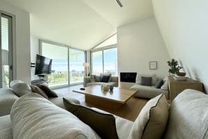 TV a/nebo společenská místnost v ubytování Luxury ! Villa d’architecte piscine - Vue mer 180